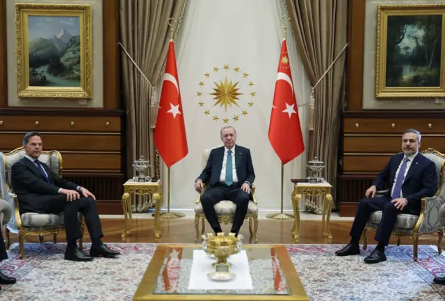 NATO Genel Sekreteri Mark Rutte, Ankara ziyaretinde Cumhurbaşkanı Recep Tayyip Erdoğan ve Dışişleri Bakanı Hakan Fidan'la bir arada oturuyorlar