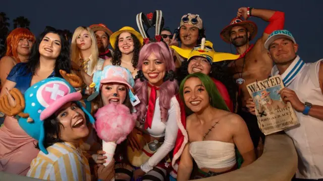 Penggemar karya fiksi seperti film atau manga seringkali mengenakan kostum dan rias wajah seperti karkter favorit mereka alias cosplay.