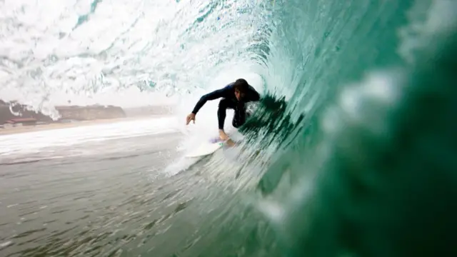 Surfista pegando onda