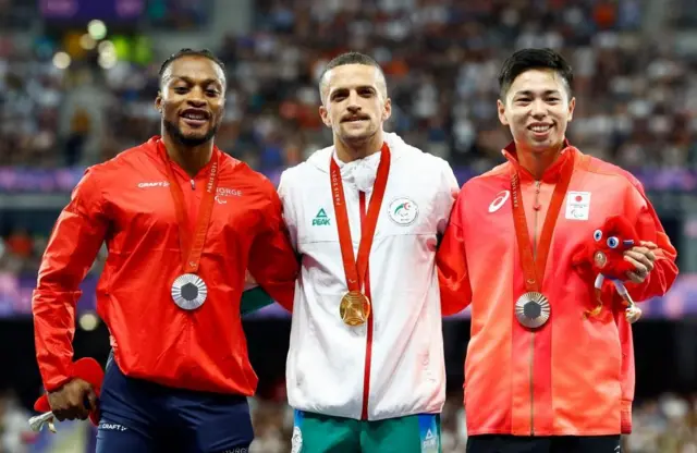 陸上男子100メートル（視覚障害T13）で銅メダルを獲得した川上秀太ら