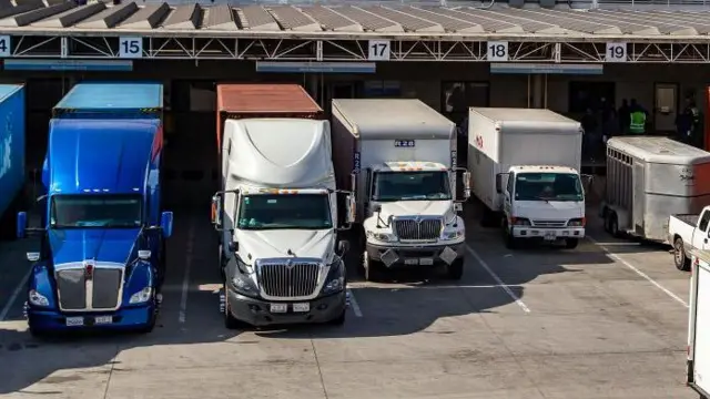 Un grupo de camiones mexicanos en la frontera con EE.UU.