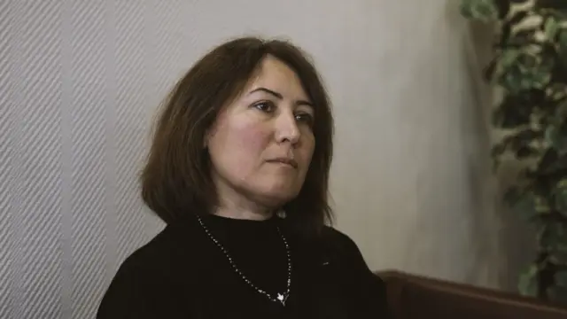 Zeynep Kotan'ın BBC'ye verdiği röportajdan bir kare. Üzerinde siyah bir kıyafet ve gümüş renkli bir kolye var.