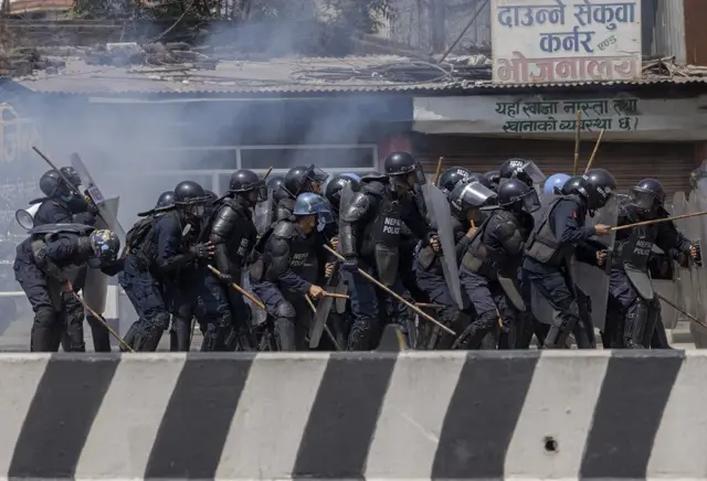 प्रदर्शनकारीहरूबाट जोगिने प्रयासमा रहेका प्रहरी टोली
