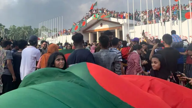 শেখ হাসিনার পদত্যাগের খবরে প্রধানমন্ত্রী কার্যালয়ে উচ্ছ্বসিত আন্দোলনকারীরা