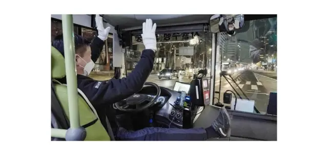 А21 автобустун айдоочусу колу бош мүмкүнчүлүктөрүн көрсөтүп жатат.