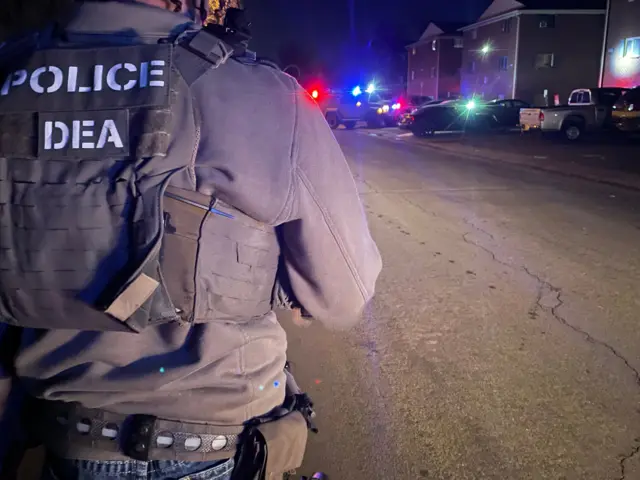 Un agente de la DEA frente a los apartamentos Edge at Lowry de Aurora, Colorado, Estados Unidos.
