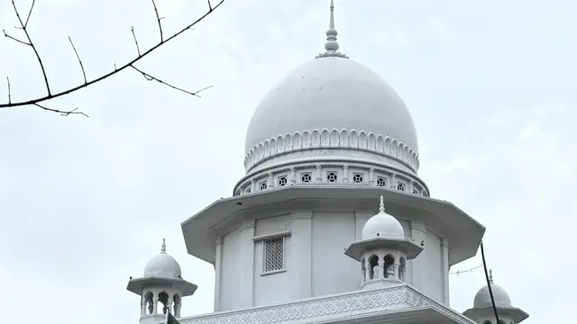 উচ্চ আদালতের রায়ে সংবিধান সংশোধনের মাধ্যমে তত্ত্বাবধায়ক সরকার ব্যবস্থা বাতিল হয়