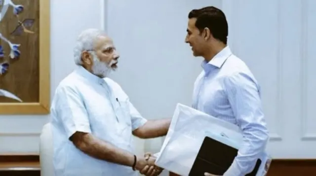 Akshay Kumar mar uu la kulmay Raysal wasaaraha Dalkaas Narendra Modi