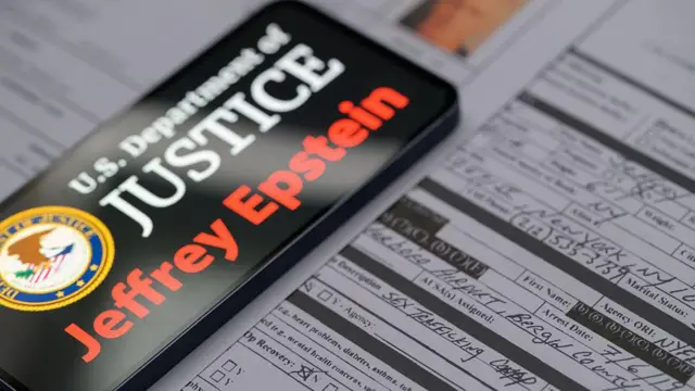 အမေရိကန်တရားရေးဌာနက ထုတ်ပြန်ထားတဲ့ အက်ပ်စတိန်းနဲ့ ပတ်သက်တဲ့ ဖိုင်တွေထဲမှာ သူတို့နှစ်ဦးကြားက ဆက်သွယ်ပြောဆိုမှုတွေပါဝင်နေ