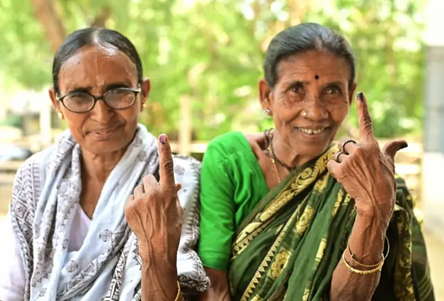 
নির্বাচনে জেতার জন্য নারী ভোট বেশ গুরুত্বপূর্ণ ভূমিকা পালন করে। 