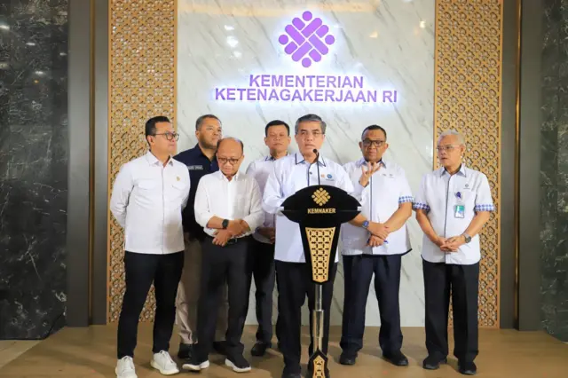 Menaker Yassierli (tengah) bilang program ini dapat berlanjut tahun depan dan menjadi program jangka panjang.