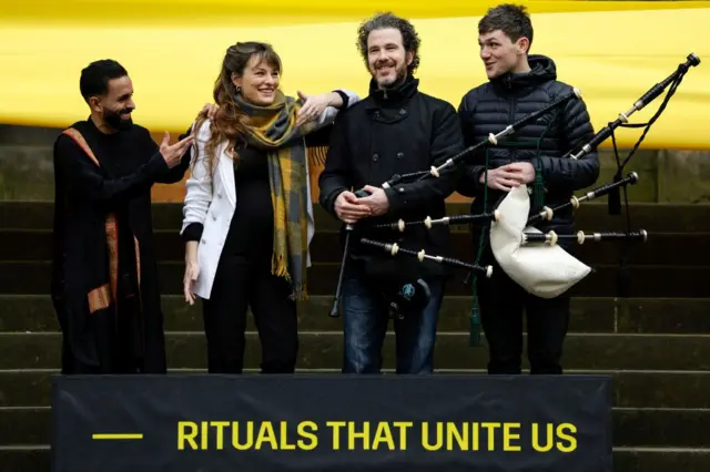 مدیر جشنواره، نیکولا بندیتی، راه اندازی جشنواره بین المللی ادینبورگ ۲۰۲۴ را با رقصنده آکاش اودرا (چپ) و نوازندگان کالوم مک کریمون و کونال مک دونا (راست) از Breabach در موزه ملی اسکاتلند در ۶ مارس ۲۰۲۴ در ادینبورگ، اسکاتلند جشن می گیرد