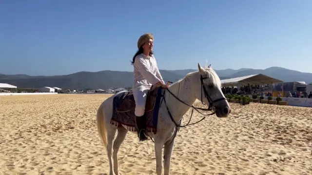 ат үстүндө жаа атуу