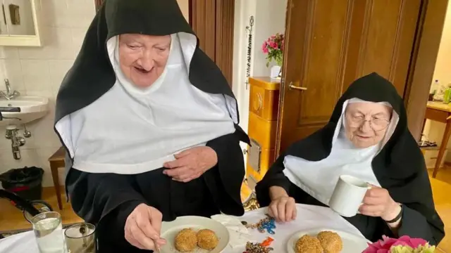 خواهر برنادت، یکی از سه خواهر سرکشی که به صومعه بازگشتند در حال سرو غذا برای دیگر خواهران در آشپزخانه صومعه است