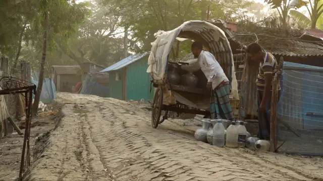 শ্যামনগরের অনেকেই এভাবে খাবার পানি সংগ্রহে বের হন