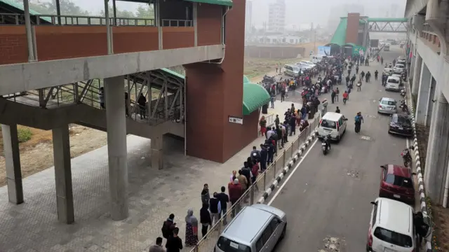 স্টেশনের বাইরে যাত্রীদের দীর্ঘ লাইন।