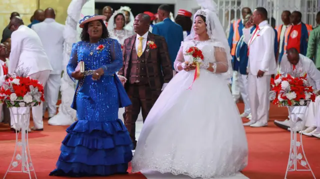 Aworan Shirley Molala ati Evelyn Sekgalakane iyawo tuntun pẹlu Lesiba Molala to jẹ ọkọ iyawo.