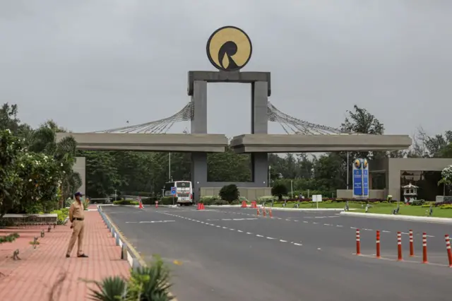 રિલાયન્સ ગ્રૂપના સ્પેશિયલ ઇકૉનૉમિક ઝોનમાં આવેલ રિફાઇનરી ભારતની સૌથી મોટી રિફાઇનરી છે