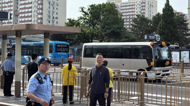 據信是朱鎔基出殯車隊在接近八寶山公墓的北京地鐵玉泉路站外通過（18/8/2026）