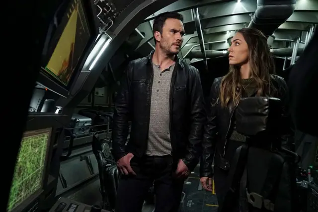 Raba, junto a la actriz mexicana Natalia Cordova-Buckley durante la filmación de la serie "Marvel's Agents of S.H.I.E.L.D." en 2016.