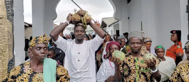 Awọn araalu ko ẹbun lọ saafin ọba