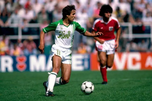 اللاعب الجزائري، رابح ماجر، (يسار) خلال إحدى مباريات كأس العالم عام 1982