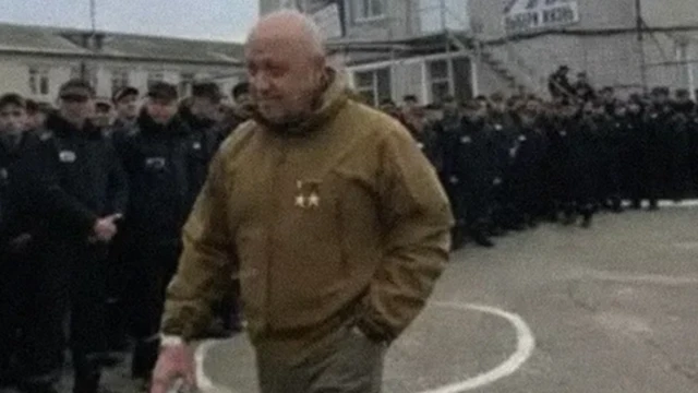 Kiongozi wa Wagner Yevgeny Prigozhin akipita mstari wa wafungwa