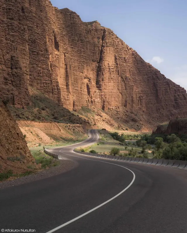 Жолдор бүтпөйт... Чыгыштан батышка, батышкан чыгышка, төрт тарапка чубалып жатат...