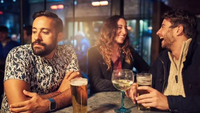 두명은 술을 마시고 있으나, 옆에 있는 다른 사람은 술을 마시지 않는 모습