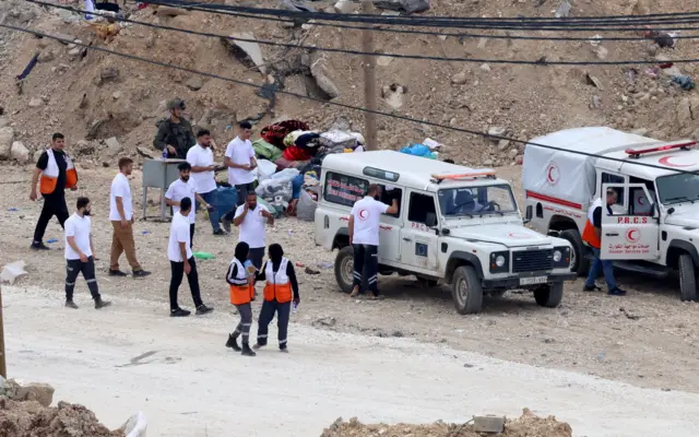 أوقفت القوات الإسرائيلي أعضاءً فلسطينيين من الهلال الأحمر الفلسطيني بعد وصولهم لمساعدة عائلات في إخلاء ممتلكاتهم في مخيم نور شمس للاجئين، خلال عملية عسكرية إسرائيلية في مدينة طولكرم بالضفة الغربية، 5 مايو/أيار 2025.
