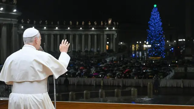 Папа Лев XIV приветствует верующих, собравшихся на площади Святого Петра перед рождественской мессой в канун Рождества 24 декабря 2025 года в Ватикане.