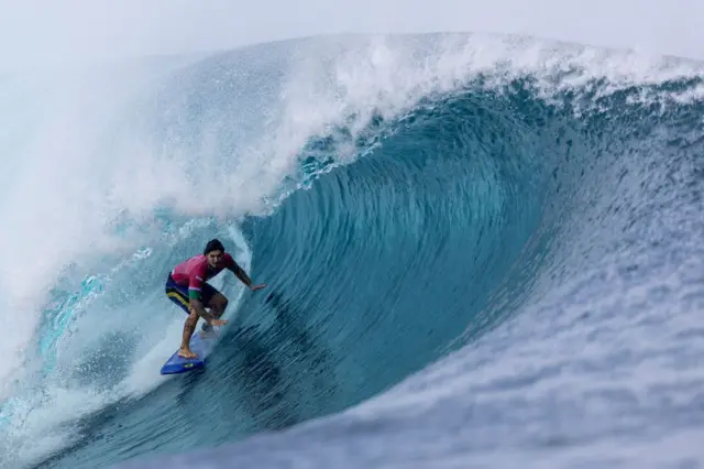 Gabriel Medina en la ola