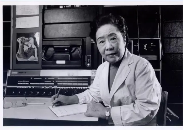 Chien-Shiung Wu prend des notes dans un laboratoire