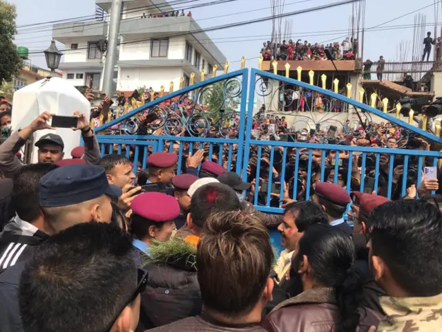 पल शाहलाई स्वागत गर्नेहरूको भिड