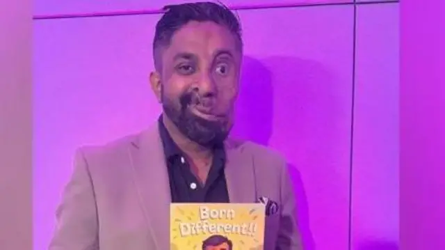 Amit Goš sa knjigom u ruci