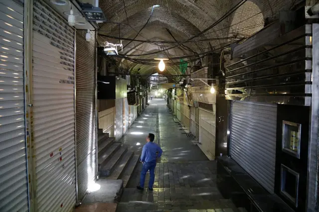 अनेक दुकानं बंद झाली आहेत, आणि आणखी काही बंद होत आहेत. अगदी बेकरीदेखील बंद होत आहेत.