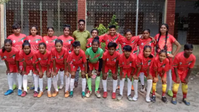 বটিয়াঘাটার তেঁতুলতলার সুপার কুইন ফুটবল অ্যাকাডেমি দল