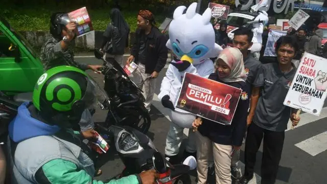 Sejumlah anggota Panitia Pemilihan Kecamatan (PPK) Bogor Timur melakukan sosialisasi Pemilu 2024 di depan Terminal Baranangsiang, Kota Bogor, Jawa Barat, Selasa (7/11/2023).
