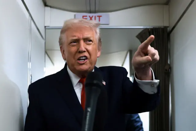 трамп, трамп прети, трамп упире прстом