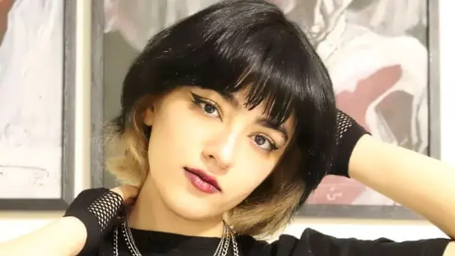 ح﻿کومت ایران دلیل مرگ نیکا شاکرمی نوجوان ۱۶ ساله را «خودکشی» از بلندی عنوان و گفته او خود را از ارتفاع به پایین پرتاب کرده بود