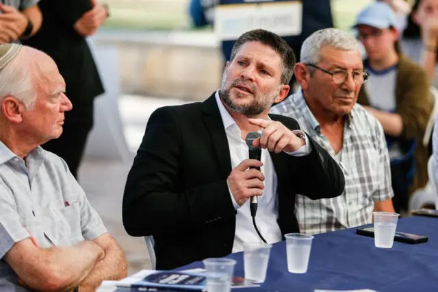 Aşırı sağcı Maliye Bakanı Bezalel Smotrich elini kaldırmış şekilde konuşuyor