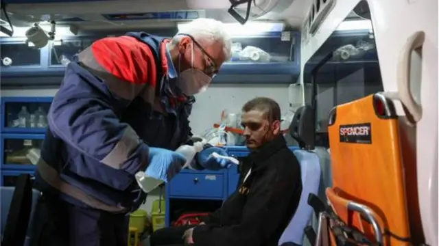 Rescue workers dey attend to survivors