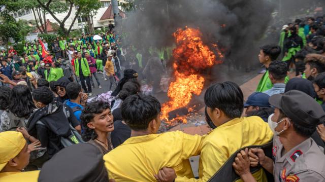 Massa yang tergabung dalam Gerakan Rakyat Menggugat (GERAM) Jawa Tengah membakar ban bekas saat aksi unjuk rasa di depan kompleks kantor DPRD Jawa Tengah, Semarang, Jawa Tengah, Selasa (14/3/2023)