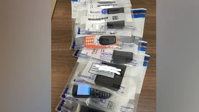 Une collection de téléphones portables saisis par la police