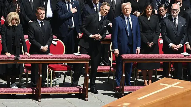 Президент Франції Еммануель Макрон і перша леді Франції Бріжит Макрон (ліворуч), уздовж ряду від Трампів