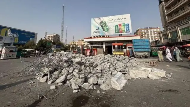 Мозори Шариф шаҳридаги вайрон этилган Навоий ёдгорлиги