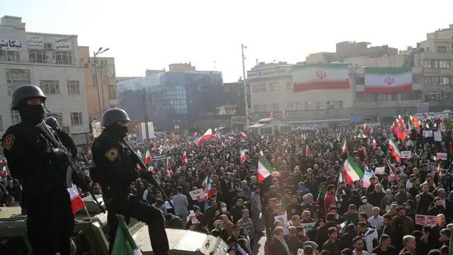 Ludzie gromadzą się na placu Enghelab w Teheranie po wezwaniu władz do wiecu przeciwko ogólnokrajowym protestom, skandując hasła antyamerykańskie i antyizraelskie (12 stycznia 2026 r.).