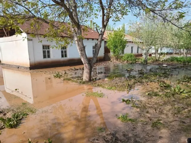 Кыргызстандагы бир нече айылды сел каптап, айрым аймактарга өзгөчө кырдаал жарыяланды