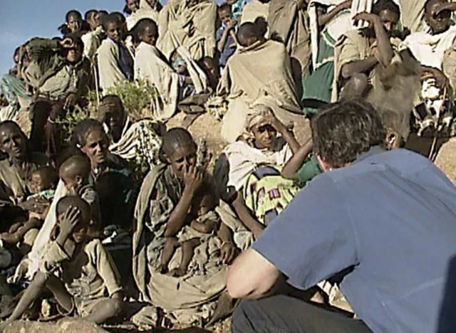 የእንግሊዙ ጋዜጠኛ ማይክል ቡሬክና ኬንያዊው ፎቶ አንሺ መሐመድ አሚን የሠሩት ዘገባ በወቅቱ በርካታ ሕይወት እንዳተረፈ ግን ሳይጠቅሱ አያልፉም።