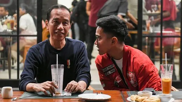 Presiden Joko Widodo (kiri) berbincang dengan Ketua Umum Partai Solidaritas Indonesia (PSI) Kaesang Pangarep (kanan) saat melakukan pertemuan di kawasan Jalan Braga, Bandung, Jawa Barat, Sabtu (3/1/2024).